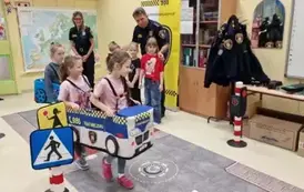 Dzieci uczą się jak prawidłowo przechodzić przez jezdnię