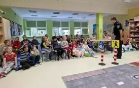 Funkcjonariusz Straży Miejskiej podczas spotkania z uczniami rozmawia z dziećmi