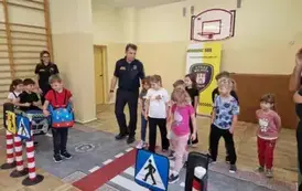 Dzieci uczą się przechodzić przez pasy