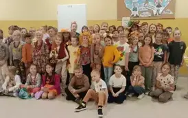 uczniowie przebrani w stroje jesienne