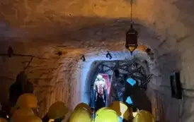 uczniowie zwiedzają kopalnię