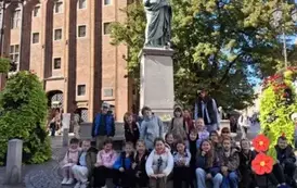 Uczniowie klasy 2A przed pomnikiem Mikołaja Kopernika w Toruniu