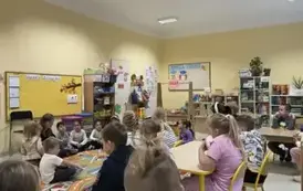 pani angelina czyta ksiazke 