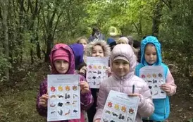 dzieci z karta pracy szukaja oznak jesieni