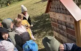 klasa1a_ dzieci obserwują hotel dla owad&oacute;w