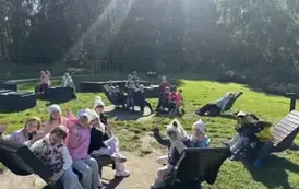 klasa1a_ dzieci odpoczywają na ławkach