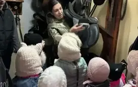 dzieci ogladaja stajnie