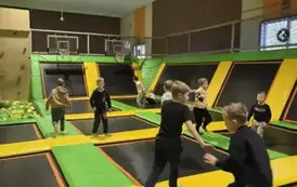 zabawa na trampolinach
