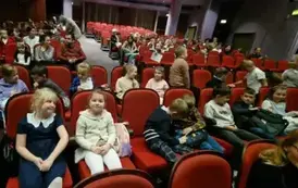 Uczniowie klasy 1c i 1d siedzą na widowni w teatrze
