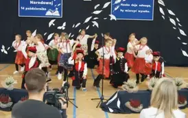 uczniowie tańczą krakowiaka