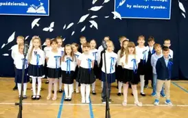 uczniowie klasy pierwszej podczas występu