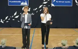 uczennica i uczeń prowadzący uroczystość