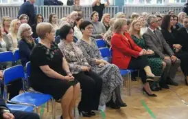 dyrekcja szkoły na tle zgromadzonych gości