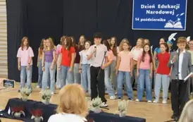 chłopiec na tle grupy dziewcząt podczas występu