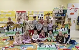 przedszkolaki prezentują swoje prace Jesienny las