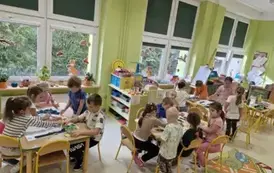 dzieci w grupach wykonują pracę plastyczną Jesienny las
