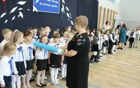 Pani Dyrektor pasuje uczennice niebieskim oł&oacute;wkiem