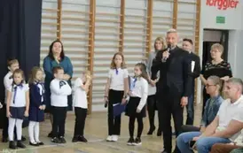 Prezydent Miasta m&oacute;wi do mikrofonu a obok stoją zgromadzeni goście