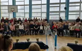 grupa os&oacute;b siedząca na widowni, wśr&oacute;d nich Prezydent Miasta, Naczelnik wydziału, Panie dyrektorki szkoły oraz rodzice i dziadkowie