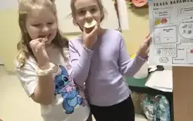 Uczniowie klasy 2b podczas degustacji jabłek 