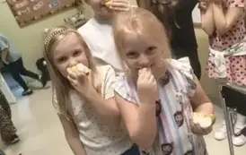 Uczniowie klasy 2b podczas degustacji jabłek 