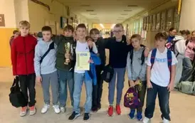 reprezentacja szkoły w zawodach pływackich grupa chłopc&oacute;w