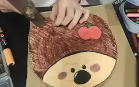 wbijanie gwoździ w plaster drewna