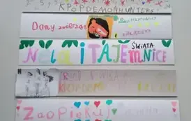 Zakładki stworzone przez dziewczynki klas pierwszych na zajęciach Szkolnego Koła Bibliotecznego