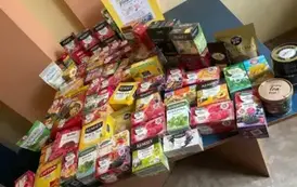 R&oacute;żne rodzaje herbat ułożone na niebieskim stoliku.