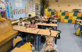 Uczniowie klasy 2c w trakcie zajęć kulinarnych 