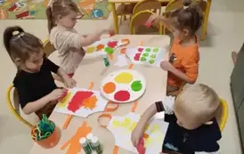 przedszkolaki maluja farbami prace plastyczna- fartuch kuchenny