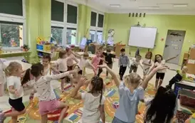dzieci rozgrzewają się przed wyścigami