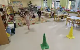 dzieci na wyścigi zbierają kasztany do koszyk&oacute;w