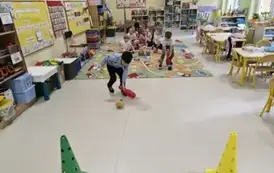 dzieci kręglami toczą na wyścigi dynie