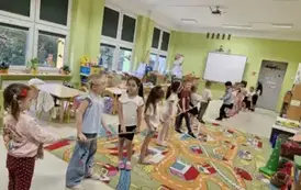 dwie drużyny przeciągają linę 