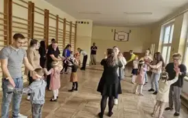 wsp&oacute;lna zabawa w parach rodzic&oacute;w i dzieci