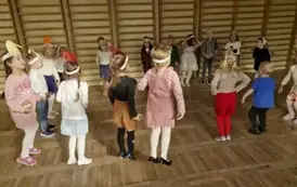grupa dzieci w kole wykonuje piosenkę Kasztanki