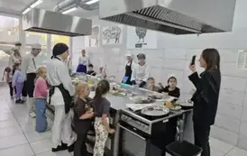 nauczycielka prezentuje dzieciom warzywa używane do kanapek