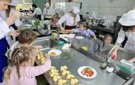przedszkolaki ozdabiają warzywami kanapeczki wg wzoru