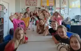 Członkinie Szkolnego Koła Bibliotecznego podczas spotkania