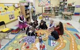 dzieci w zabawie wskazywane są kościstą dłonią