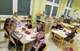dzieci wykonują pracę plastyczną Duszki