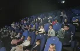Dzieci oglądające film