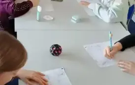 Uczestniczki Szkolnego Koła Bibliotecznego w trakcie gry w bingo 