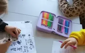 Uczestniczki Szkolnego Koła Bibliotecznego w trakcie gry w bingo 
