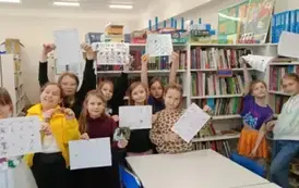 Uczestniczki Koła Bibliotecznego ze swoimi pracami gry bingo