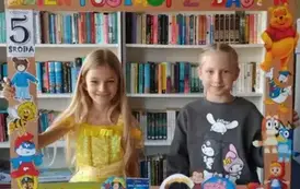 Dwie uczestniczki Szkolnego Koła Bibliotecznego w fotoramce z okazji Światowego Dnia Postaci z Bajek
