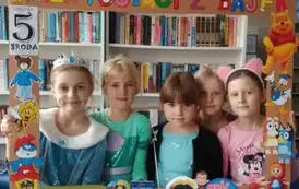 pięć uczestniczek Szkolnego Koła Bibliotecznego w fotoramce z okazji Światowego Dnia Postaci z Bajek