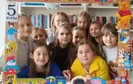 uczestniczki Szkolnego Koła Bibliotecznego w fotoramce z okazji Światowego Dnia Postaci z Bajek