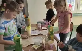 1b przygotowuje zdrowy posiłek